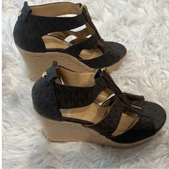 Beautiful Michael Kors platform shoes. Very sexy. - Picture 5 of 6